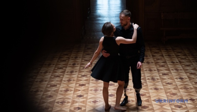 u lvovi veteran azovu vpershe stancjuvav na protezah razom iz druzhinoju 4222480