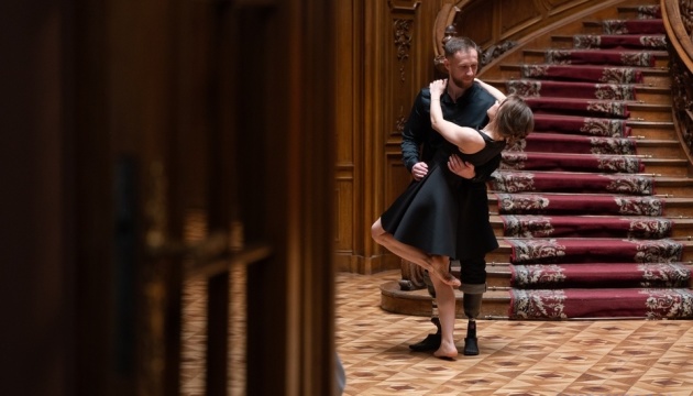 У Львові ветеран «Азову» вперше станцював на протезах разом із дружиною