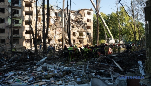 u shevchenkivskomu rajoni kiyeva zavershili poshukovo rjatuvalni roboti na misci rosijskogo udaru 62d3baa