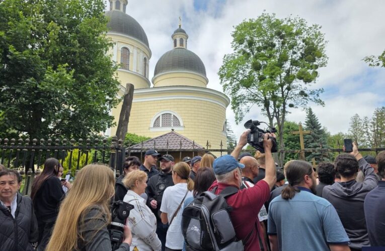 У Свято-Духівському соборі прочитають першу молитву українською, а УПЦ заявляє про захоплення храму: що відбувається