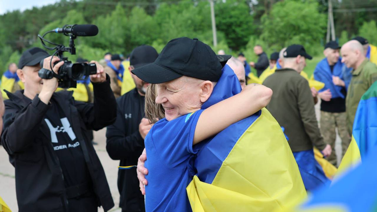 ukrayina zvilnila z rosijskogo polonu grupu vazhkohvorih zahisnikiv odin z oboronciv povernuvsja u svij den narodzhennja 66554c3