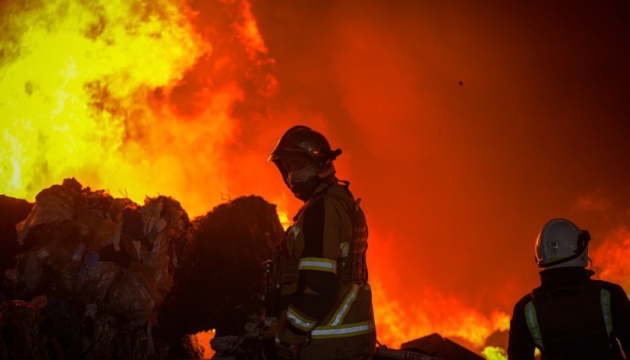 Уламки БПЛА влучили у нежитлову будівлю у Соломʼянському районі, спалахнула пожежа, є постраждалий 