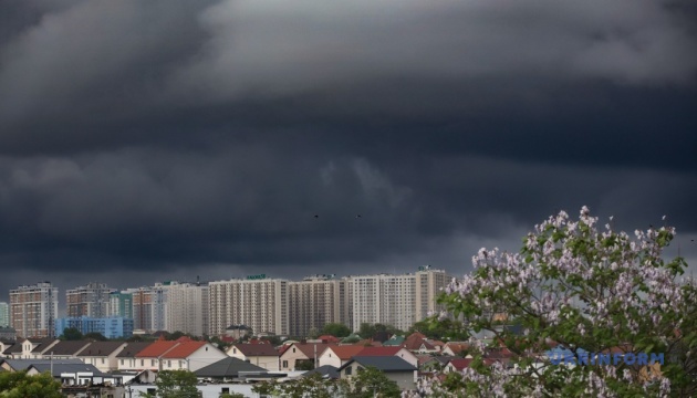 В Україні подекуди короткочасні дощі з грозами та сильний вітер, удень до +24°