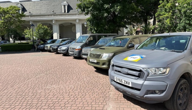 Волонтери з Британії привезли нову партію позашляховиків для українських військових