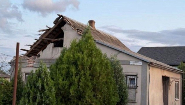 Ворог уночі атакував Нікопольський район з артилерії та FPV-дронами, є пошкодження