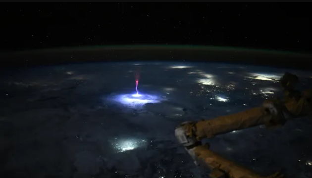 Астронавтка NASA сфотографувала спалах блискавки над Північною Америкою