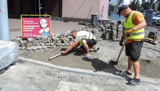 На центральній вулиці Вінниці почали облаштовувати пониження біля пішохідних переходів