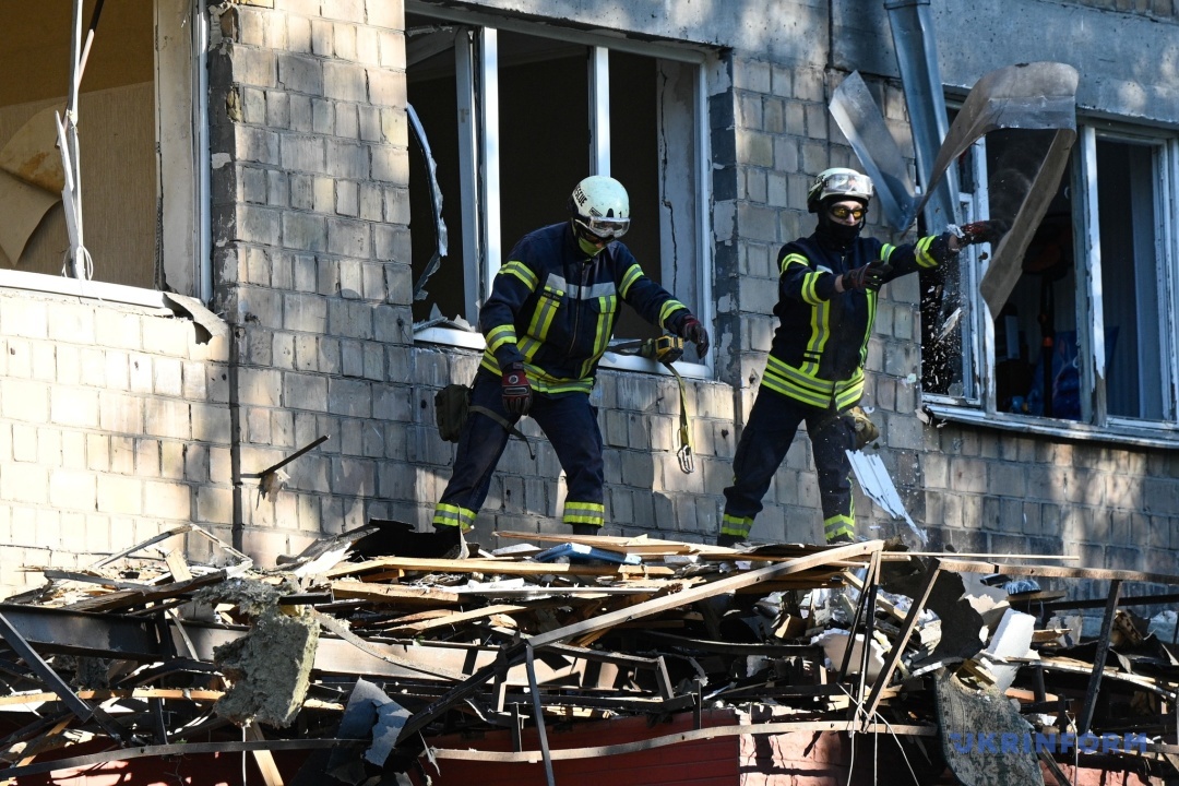 rjatuvalniki likvidovujut naslidki nichnoyi ataki u dekilkoh rajonah kiyeva 191eb31