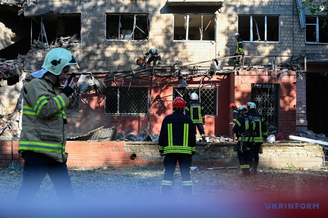 rjatuvalniki likvidovujut naslidki nichnoyi ataki u dekilkoh rajonah kiyeva 669a0f7