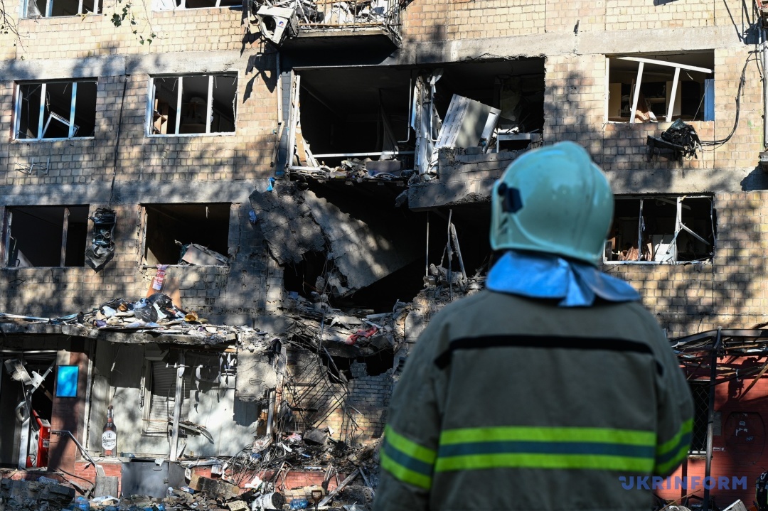 Рятувальники ліквідовують наслідки нічної атаки у декількох районах Києва 11 rjatuvalniki likvidovujut naslidki nichnoyi ataki u dekilkoh rajonah kiyeva 8df1352