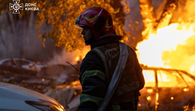 Рятувальники ліквідовують наслідки нічної атаки у декількох районах Києва