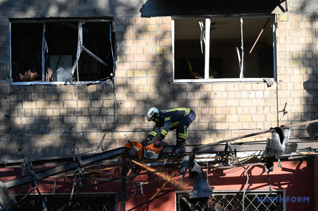 rjatuvalniki likvidovujut naslidki nichnoyi ataki u dekilkoh rajonah kiyeva f17f6de