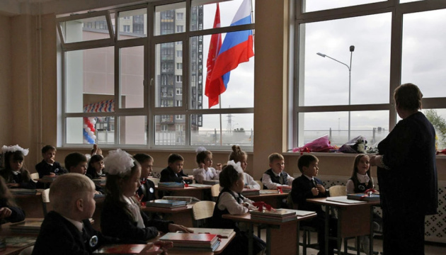 Росія обробляє українських дітей на ТОТ вже з першого класу з допомогою «азбуки» - правозахисники