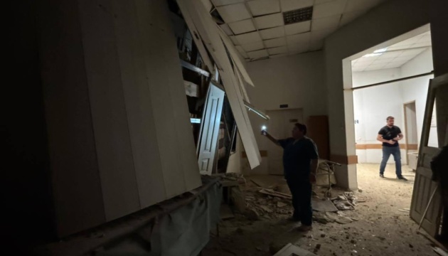 Росіяни вдарили по лікарні в Херсоні, є поранені