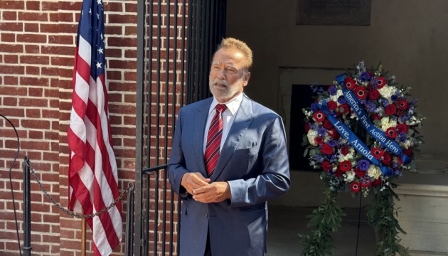 Шварценеггер: Америка завжди долала важкі випробування, подолає й зараз