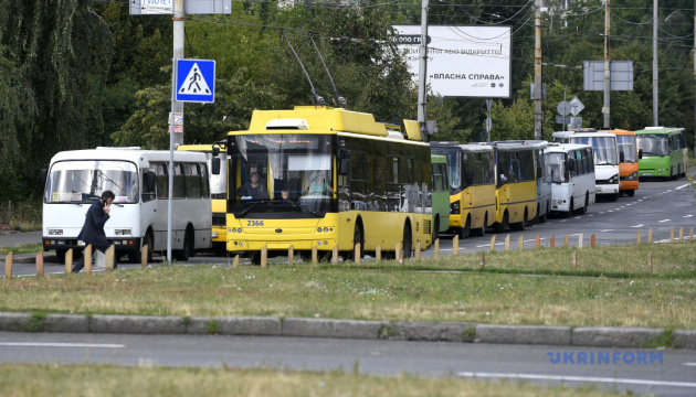 У двох районах Києва частково перекрили рух після нічної атаки