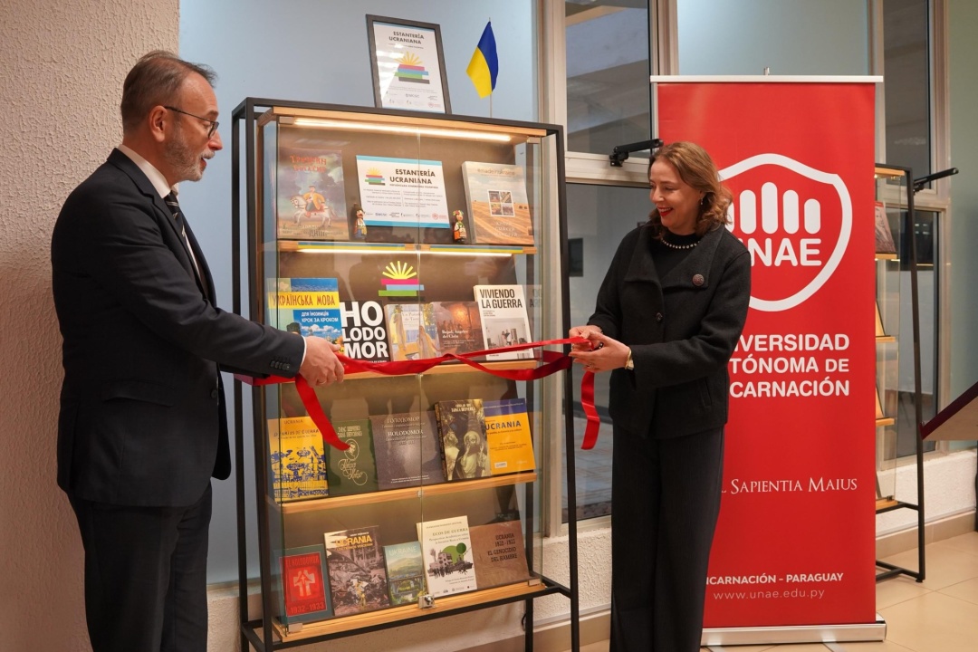 ukrayinsku knizhkovu polichku vidkrili u paragvayi 490eebb