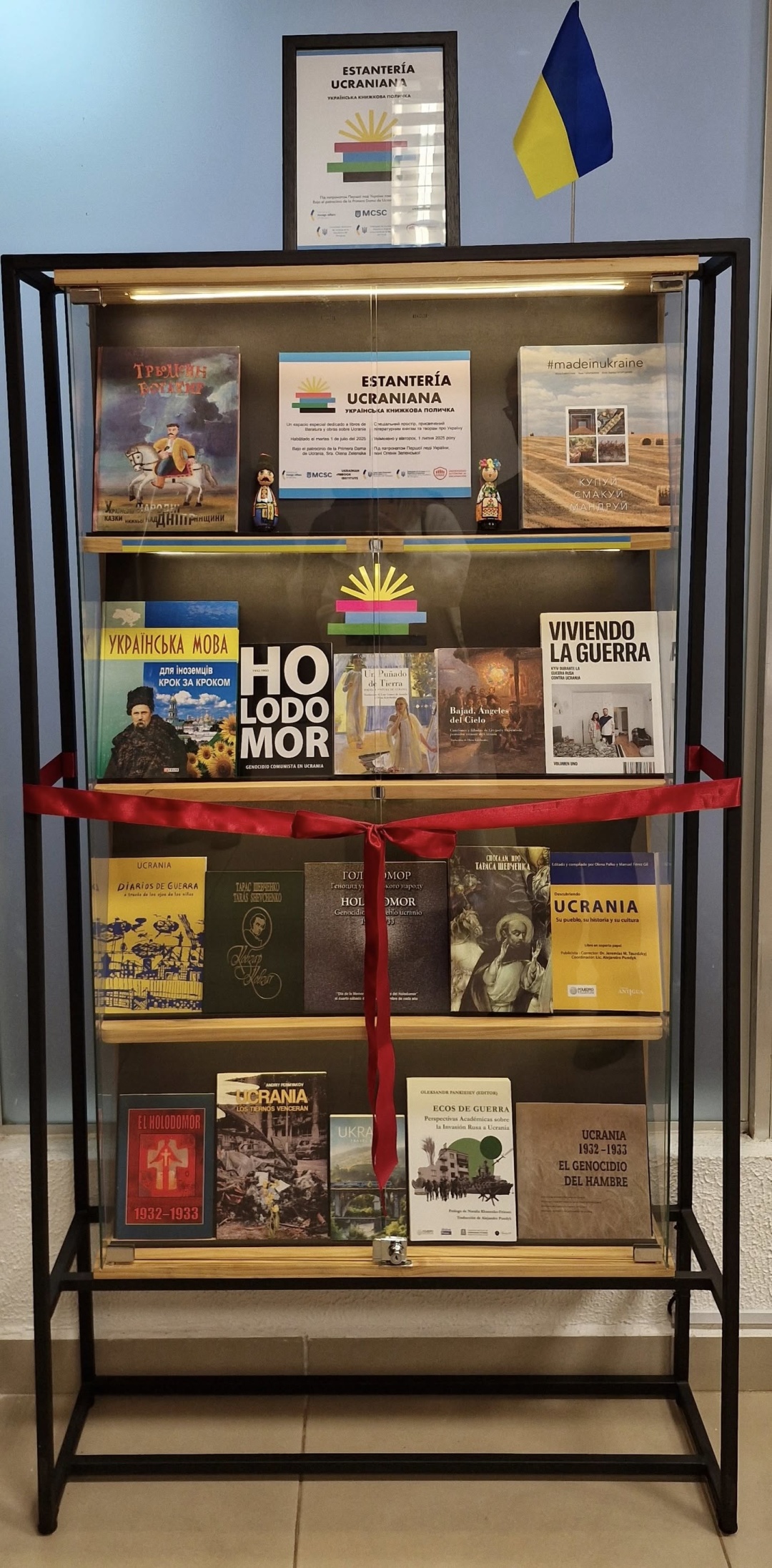 ukrayinsku knizhkovu polichku vidkrili u paragvayi a6945e8