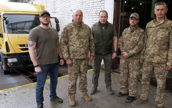 «Українська команда» передала вантажівку бійцям 67 бригади на Покровський напрямок