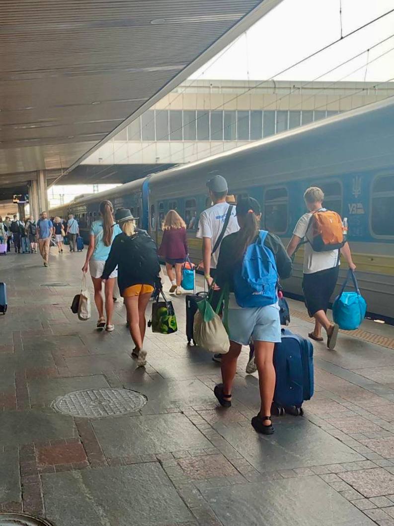 diti vdoma shhe odin poyizd nadiyi povernuvsja v ukrayinu bae62ac