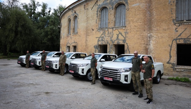 Київщина передала полку безпілотних систем «Ахіллес» партію пікапів