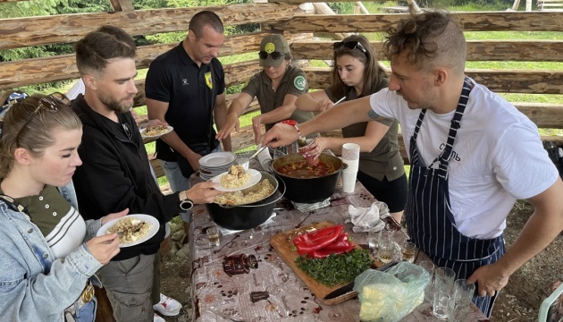 Клопотенко провів кулінарний майстер-клас для ветеранів у горах Буковини