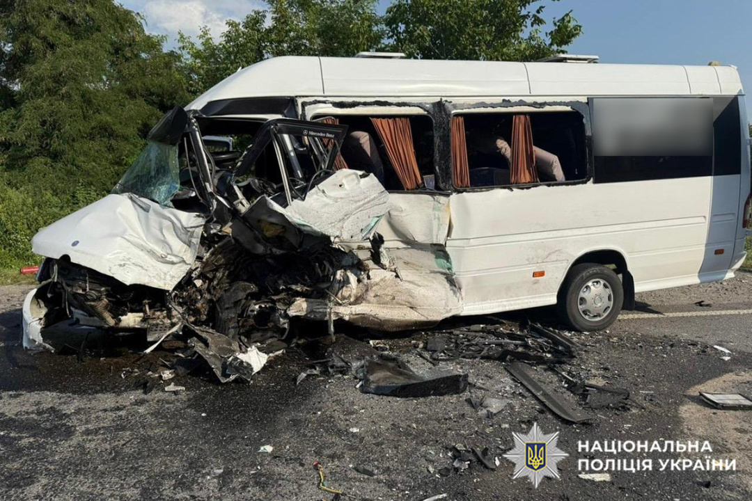 na hmelnichchini legkovik zitknuvsja z avtobusom 16 postrazhdalih 9552832