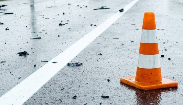 На Хмельниччині легковик зіткнувся з автобусом, 16 постраждалих