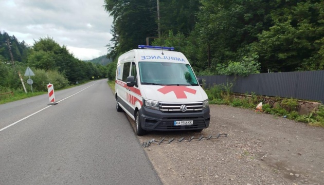 На Закарпатті чоловіка намагались переправити за румунський кордон під виглядом медичної евакуації