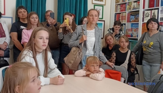 rodina pismennika valerija shevchuka podaruvala noutbuki ditjam zagiblih vijskovih 6eb3492