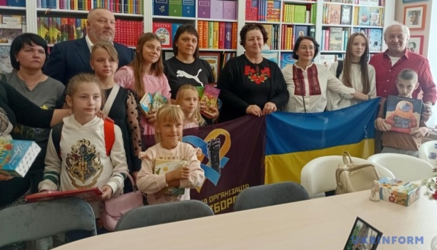 Родина письменника Валерія Шевчука подарувала ноутбуки дітям загиблих військових