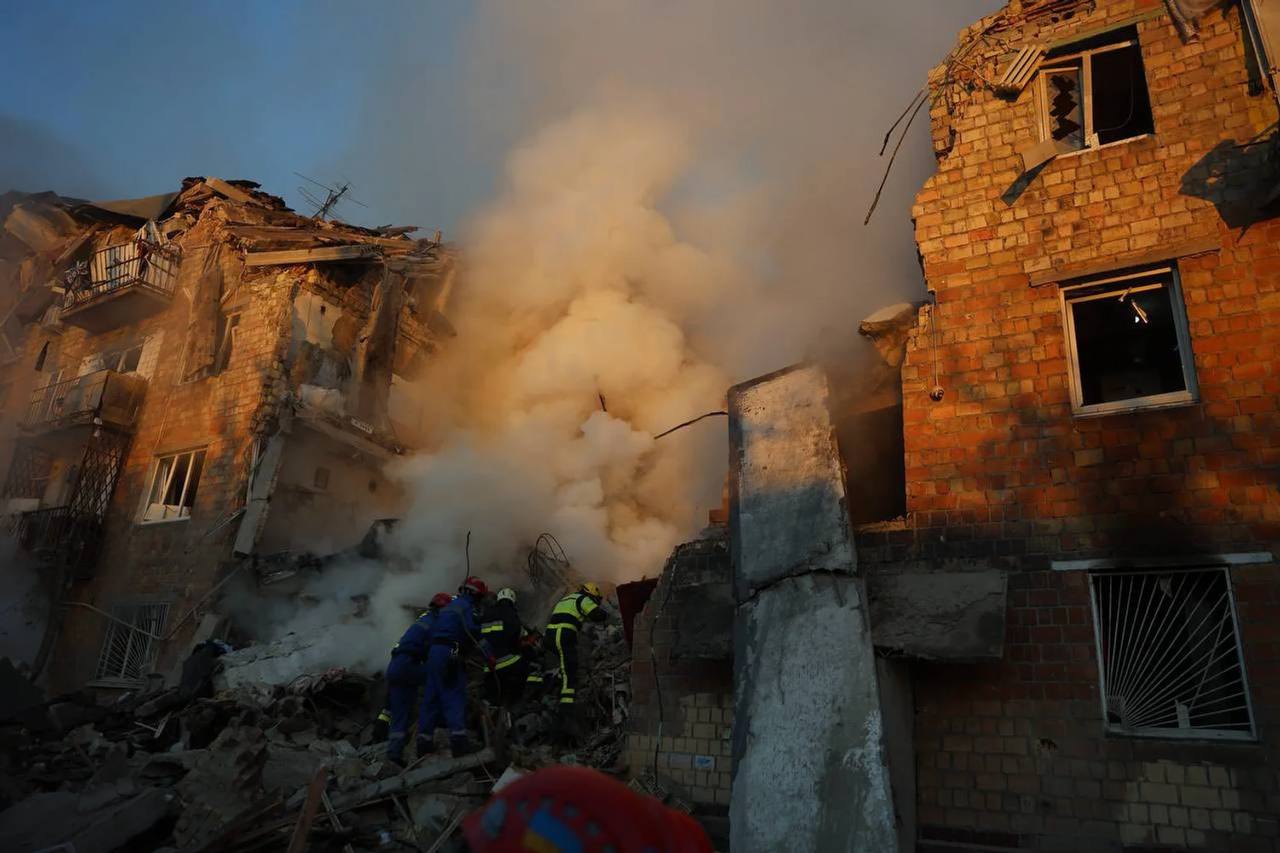 rosija masovano atakuvala kiyiv dronami ta raketami sered zagiblih i poranenih diti 7d2308f