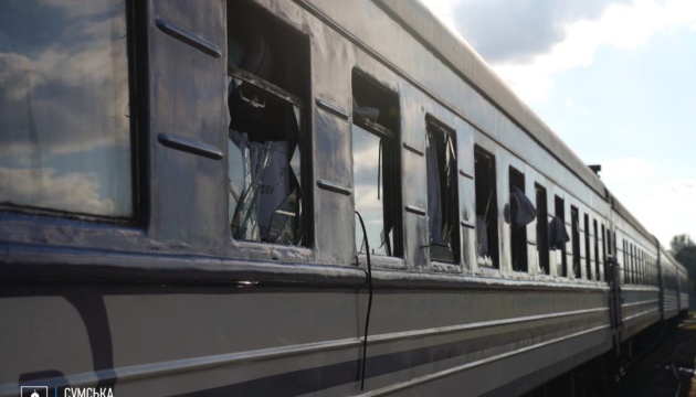 Росіяни вдарили дронами по залізничному вокзалу в Сумах, пошкоджений потяг