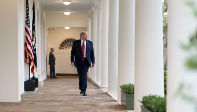 Трамп заявив, що Зеленський може миттєво припинити війну, якщо піде на поступки