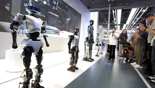 У Пекіні відкрили перший торговий центр для покупки роботів