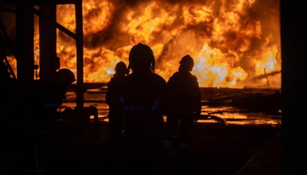 У передмісті Одеси внаслідок атаки російських дронів горів енергообʼєкт