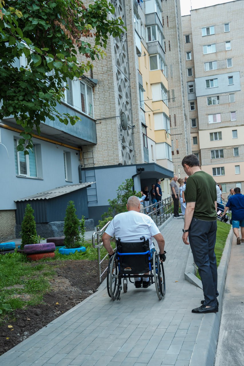u vinnici v budinku veterana vstanovili bezbaryernij dvostoronnij lift bca864f