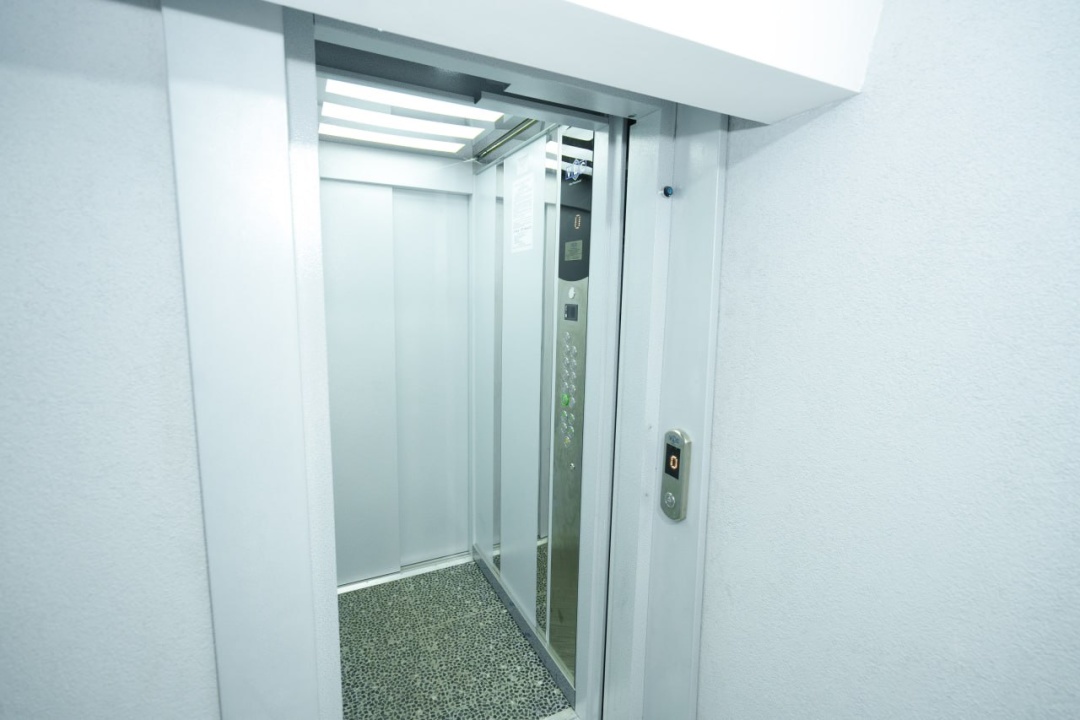 u vinnici v budinku veterana vstanovili bezbaryernij dvostoronnij lift d56b60e