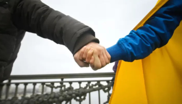 Українці утворять живий ланцюг єдності у різних країнах у День Незалежності