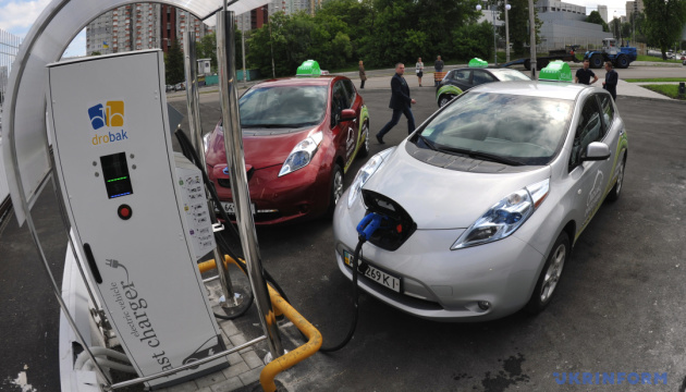 В Україні зареєстрували вже 182 тисячі авто на «зелених» номерах