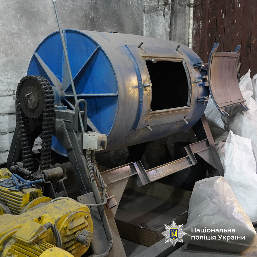 z ukrayini namagalisja vivezti dorogocinni metali pid vigljadom budmaterialiv aa56732