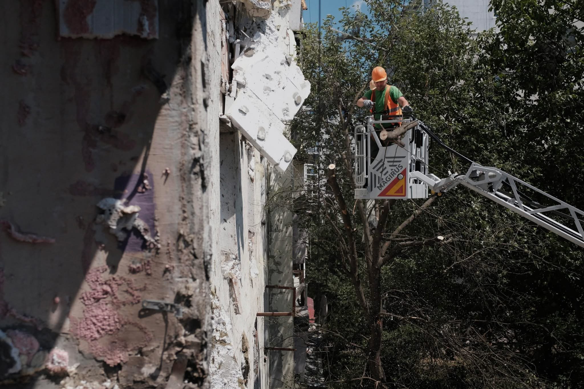 До кінця року в Чернівцях відновлять будинок, пошкоджений російською ракетою 