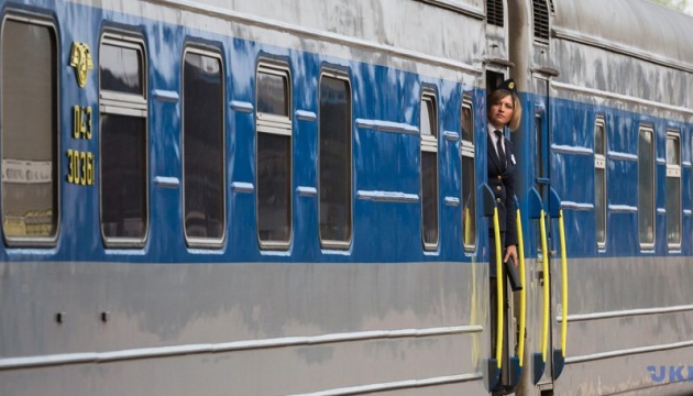 На чотирьох ділянках Укрзалізниці - знеструмлення через нічну атаку РФ, пошкоджена інфраструктура