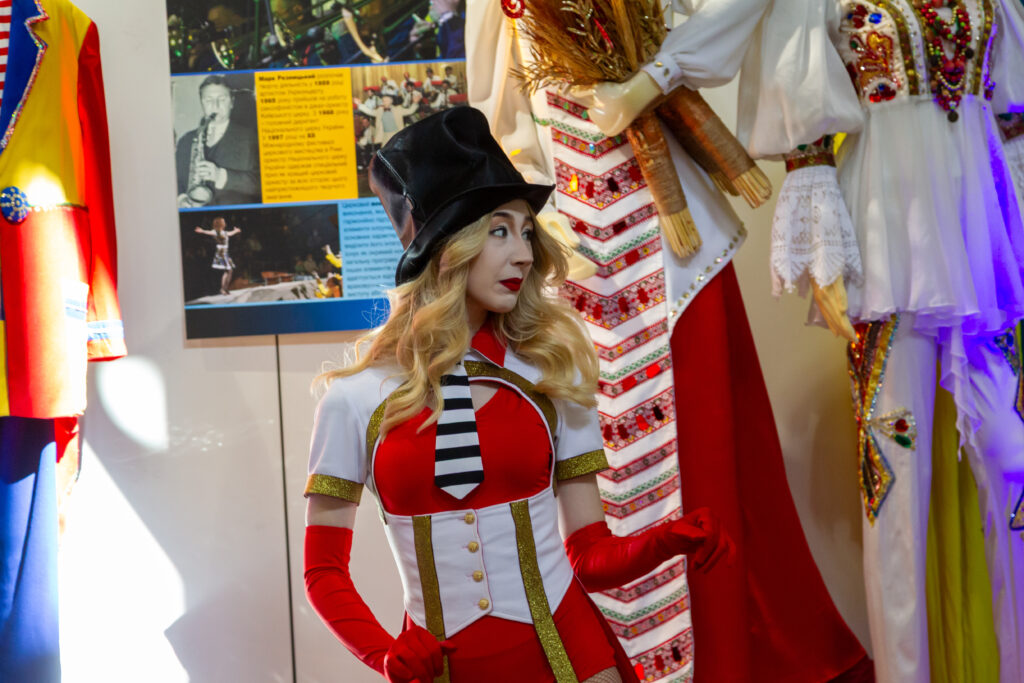 u kiyevi vidkrilasja vistavka pro evoljuciju cirkovogo mistectva 805314d