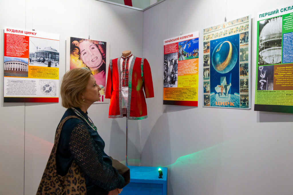 u kiyevi vidkrilasja vistavka pro evoljuciju cirkovogo mistectva e88912e