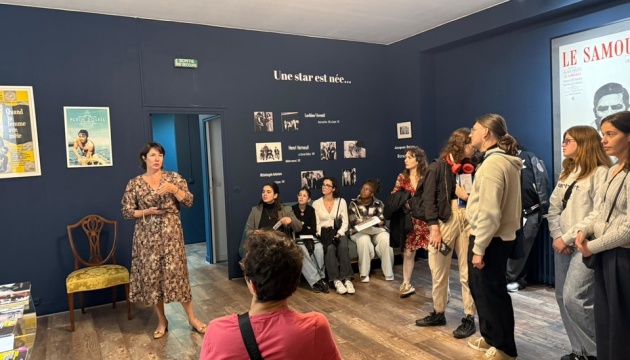 ukrayinskij kulturnij centr v parizhi pokazav onovlenu zalu poshani alena delona 3371edd