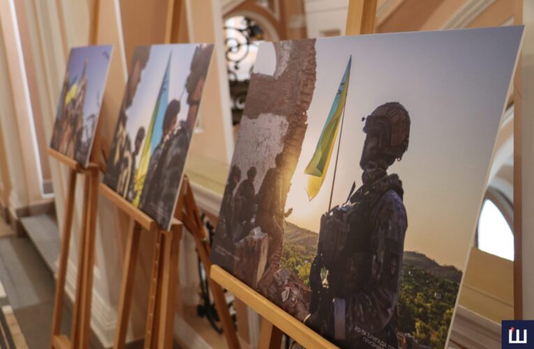Фотовиставку «Прапороносці» презентували у будівлі Чернівецької міської ради