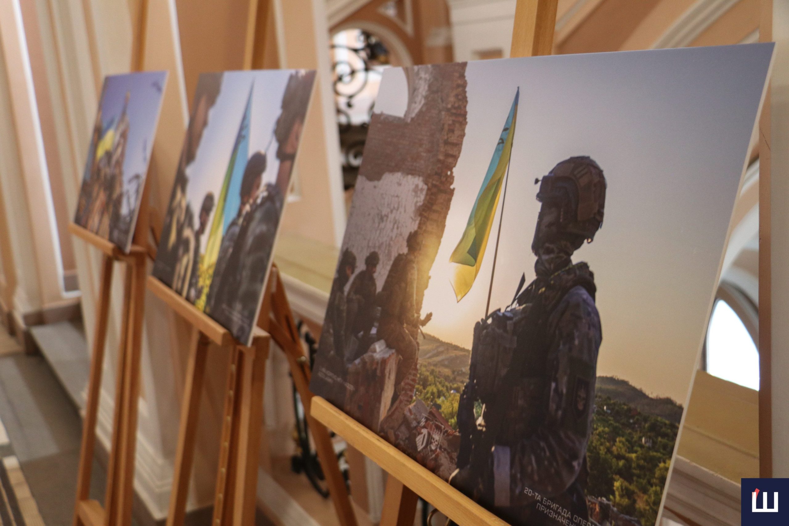 Фотовиставку «Прапороносці» презентували у стінах Чернівецької міської ради