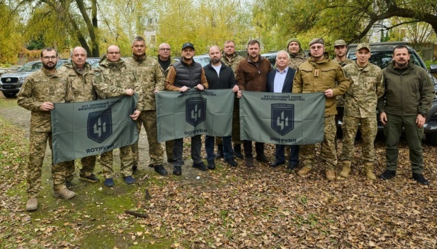 Київщина передала бійцям полку «Яструби» десять пікапів