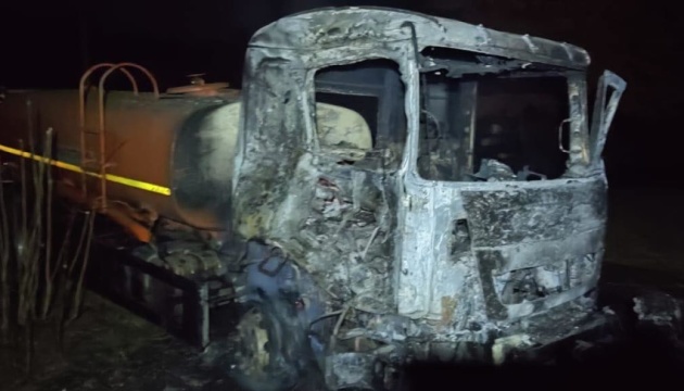 На Чернігівщині вночі внаслідок удару російського дрона дістав поранення водій автомобіля